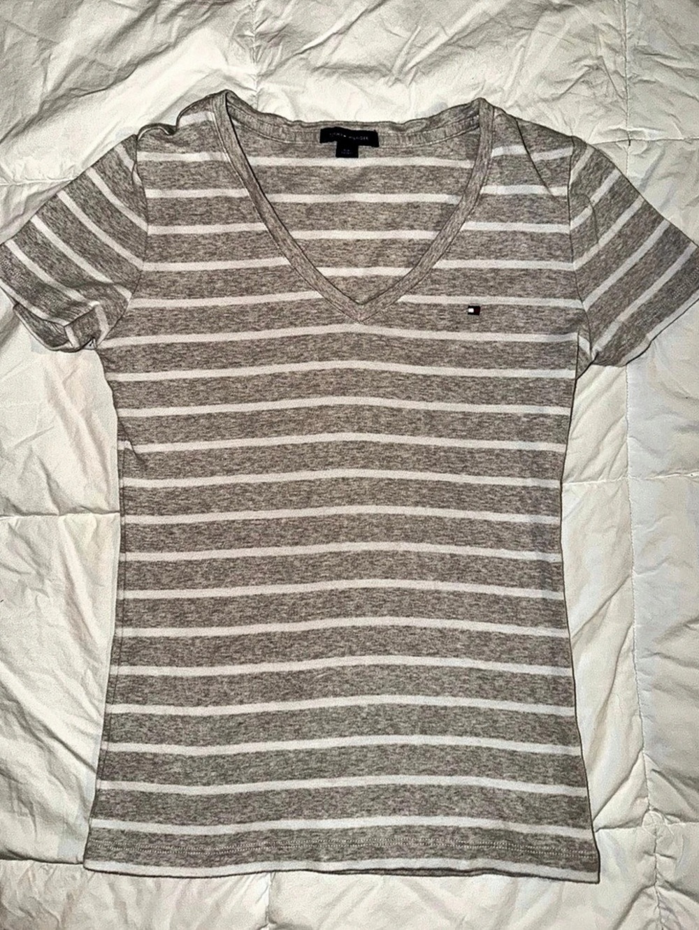 Tommy Hilfiger Striped V-Neck Tee in Gray & White. Women’s Size Small